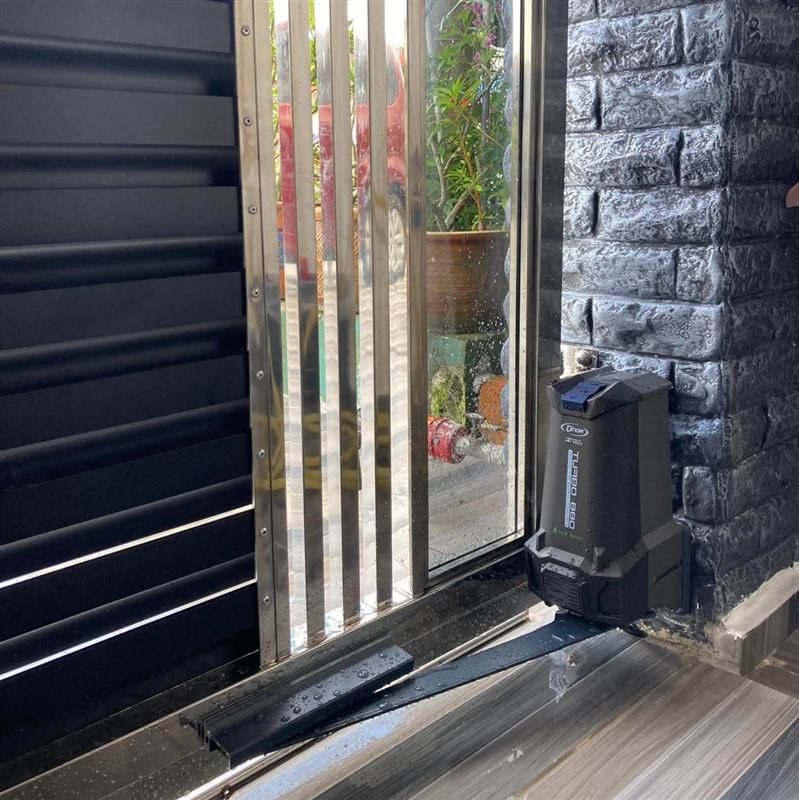 Dnor Turbo 880 gate motor installed